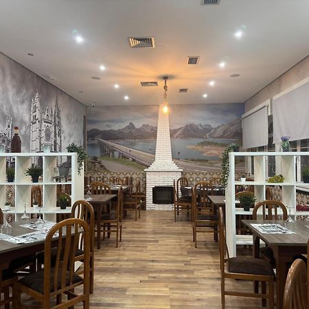 Hostal Restaurante Central La Virgen del Camino Buitenkant foto