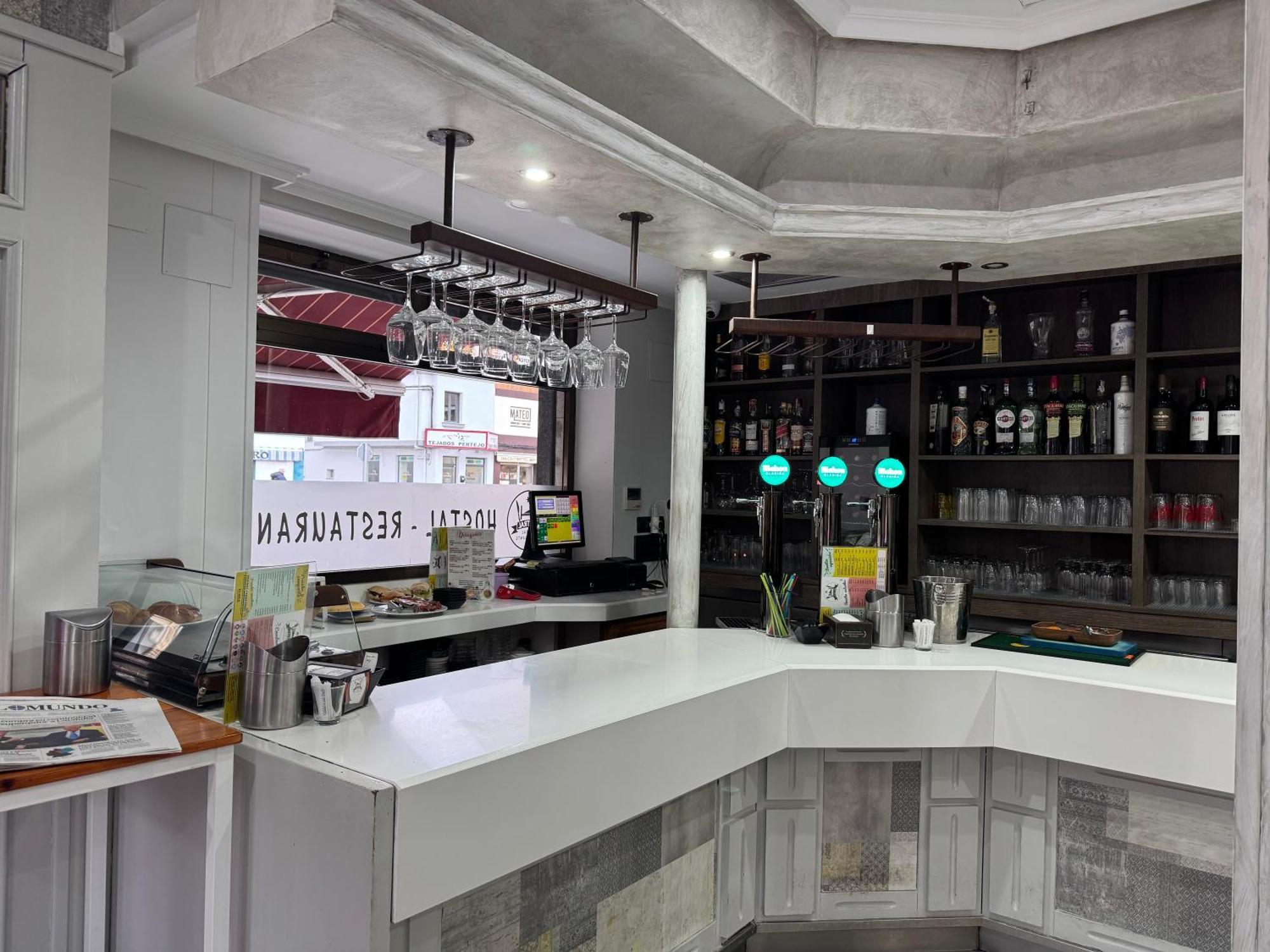 Hostal Restaurante Central La Virgen del Camino Buitenkant foto