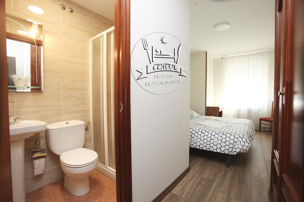 Hostal Restaurante Central La Virgen del Camino Buitenkant foto