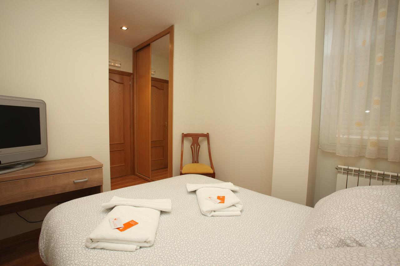 Hostal Restaurante Central La Virgen del Camino Buitenkant foto